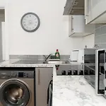 Charming Apartment In Central Location With Free Parking, Fast Wifi And Smarttv By Yoko Property