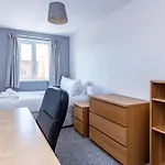 Spacious 6 Bedroom House - Ideal For Contractors