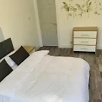 M4M Rooms- Ng7 6Pd Room 1