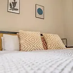 The Dale - Large 4Br House