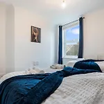 Luxe Stays - Seeps 8 - Free Parking - Modern Home