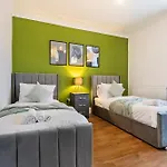 Luxe Stays - Seeps 8 - Free Parking - Modern Home