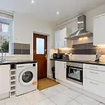 Elegant Retreat - Sleeps 8 - Free Parking - Contemporary Home
