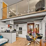 Artistique Duplex In Nottingham