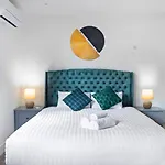 Luxury 2-Bed Apartment With Parking & Terrace