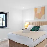 Luxury 2-Bed Apartment With Parking & Terrace
