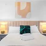 Luxury 2-Bed Apartment With Parking & Terrace