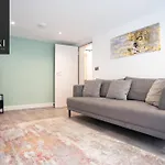 Spacious Nottingham Home With Garden Sleeps 9