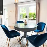 Spacious Nottingham Home With Garden Sleeps 9