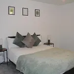 Modern 3-Bed Home With Garden