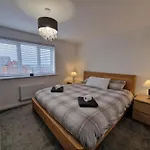 2 Bed Semi, Houses Up To 4 People, Free Parking, Wi-Fi, M1 & Ema Direct Link, Transport Links, Private Garden