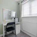 2Br House - Easy Access To Transport & City Centre