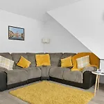 2Br House - Easy Access To Transport & City Centre