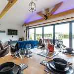 King Richard\'S Luxury Lodge - Sleeps Up To 8 ,Dog Friendly ,Near Sherwood Forest At Fairview Farm In Nottingham Set In 88 Acres And Great For Groups,Family Gatherings,Corporate Events
