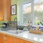 3 Bedroom House - Well Presented - Spacious - Flexible Check In - Free Parking