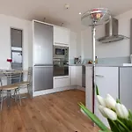 City Centre Apartment With Balcony By Motorpoint Arena And Victoria Centre Shopping Centre In Thurland Street - Outdoor Parking For Cars Or Vans At Five Pounds A Day