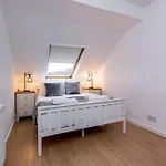 5-Bedroom House In Central Nottingham - Sleeps 9