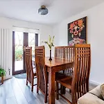 5-Bedroom House In Central Nottingham - Sleeps 9