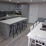 Stylish 4 Bed, Newly Renovated Home In Nottingham