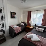 Cosy Retreat On Seaton Crescent - Free Off-Street Parking For 5 Cars, Wifi-500Mb, Families & Contractors, Close To M1 Jct 26