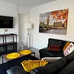 Cosy Retreat On Seaton Crescent - Free Off-Street Parking For 5 Cars, Wifi-500Mb, Families & Contractors, Close To M1 Jct 26
