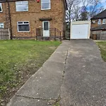Perry House! Sleeps 7,Ideal For Contractors & Business Stays, Large Driveway With Van & Car Parking