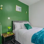 Premium Serviced Accommodation Nottingham, 4 Bedrooms, 5 Beds, 4 Bathrooms, Sleeps 7