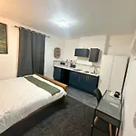 Room 8 Ng3 2Az