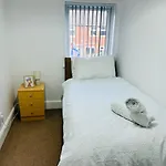 Calm Meets Comfort In 3-Bed House - Near Nottingham City Centre, Qmc, University Of Nottingham & Wollaton Park - Sleeps 5