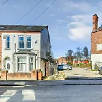 2-Bed Apartment Close To Town Centre And Transport