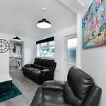 2-Bed Apartment Close To Town Centre And Transport