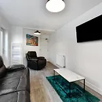2-Bed Apartment Close To Town Centre And Transport