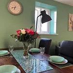 The Orchid-Central Beeston-Private Apartment-Smarttv-Free Wi-Fi-Tram-Parking