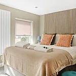 Bright & Quiet 2-Bedroom Apartment On Magdala Road