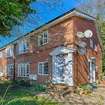 2-Bed In Quiet Area, Easy City & Transport Access