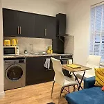 The Gold Room , Stylish Apartment Near City Centre