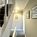 Spacious Stay For 8 Work Trips Or Breaks Parking