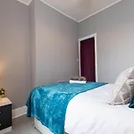 Central 5 Bedroom House With Parking In Nottingham