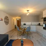 City View Stay - Contemporary City View Apartment
