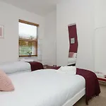 De Luxe Short Stays-Beeston House