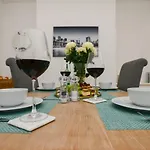 De Luxe Short Stays-Beeston House