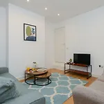 De Luxe Short Stays-Beeston House