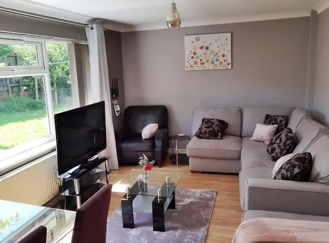 Fourth Avenue, Lovely Bungalow Available For Guests And Contractors Parking Wifi