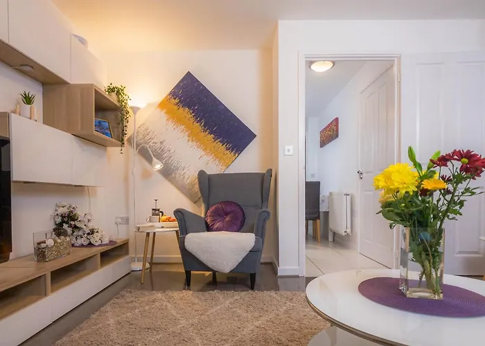 Modern 2 Bed House With Parking And Garden