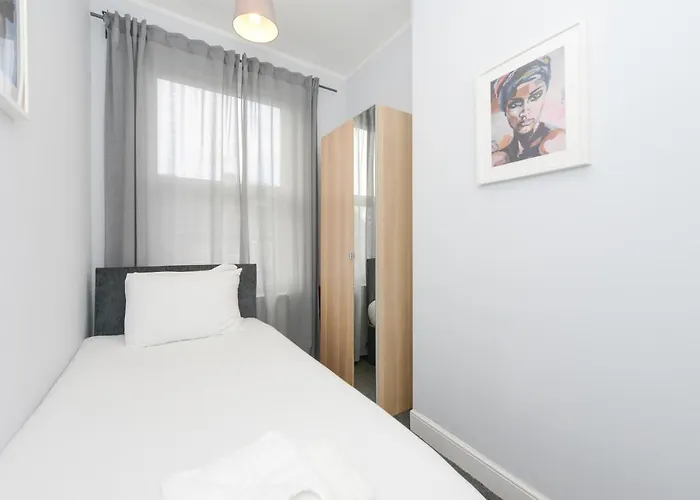 Perfect For Contractors! Spacious 5Bed House With Parking - Radford