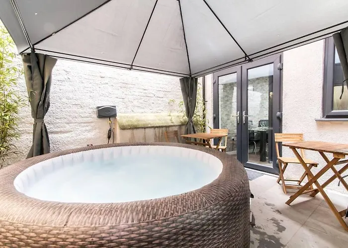 Luxury Hot Tub Apartment + 3 Double Bedrooms And Pool Table