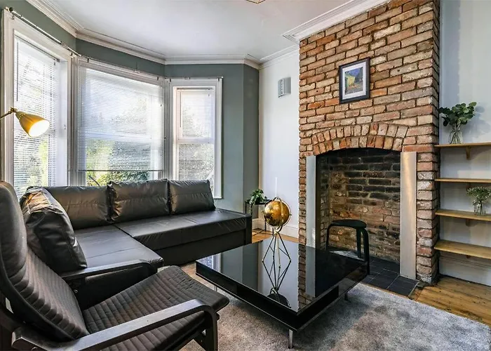 Spacious House With Four Bedrooms, Parking And Private Garden, Sleeps Up To 10 People