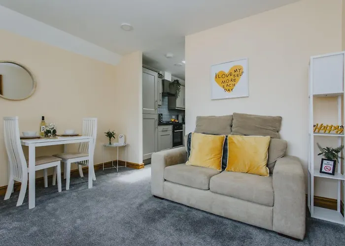 Cosy 2Nd Floor Apartment - King Size Bed & Free Parking
