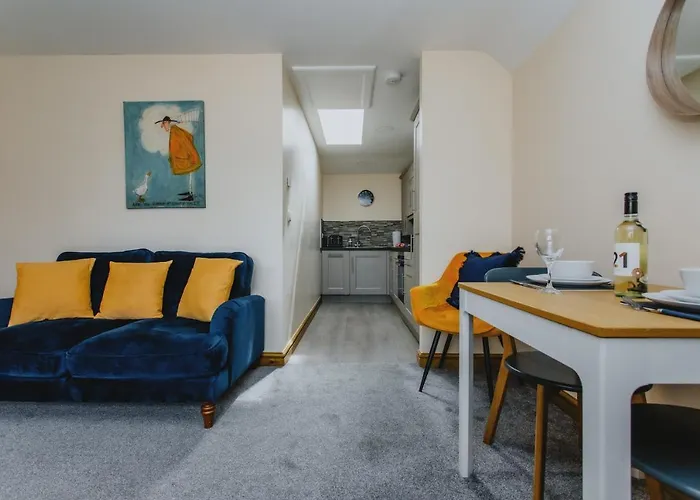 Spacious 2Nd Floor Apartment - King Size Bed & Free Parking