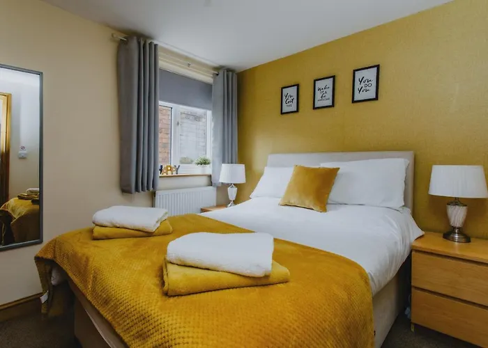 2 Bedroom Garden Apartment Near Qmc, Tennis Centre & City